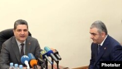 Премьер-министр Армении Тигран Саргсян (слева) представляет Армана Саакяна коллективу Управления по управлению госимуществом, Ереван, 23 июня 2011 г. 