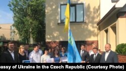 В урочистостях на честь Дня вшанування кримськотатарського прапора взяли участь посол України в Чехії Євген Перебийніс, активісти українських громадських організацій, 26 червня 2018 року