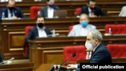 Премьер-министр Никол Пашинян в парламенте (архив)
