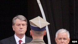 Президент України Віктор Ющенко та Польщі Лех Качинський під час офіційної церемонії зустрічі у Варшаві, 7 вересня 2009 р.