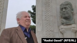 Масуд Турсунзаде у бюста своего отца