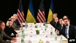 جی. دی. ونس (راست) در دیدار با ولودیمیر زلنسکی (روبه‌رو)