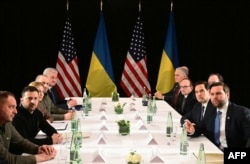 Віцепрезидент Дж. Д. Венс (справа), біля нього держсекретар США Марко Рубіо, навпроти президент України Володимир Зеленський, біля нього очільник Офісу президента Андрій Єрмак. Зустріч на полях 61-ї Мюнхенської конференції з безпеки (MSC) у Мюнхені. Німеччина, 14 лютого 2025 року