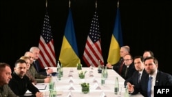 Перамовы ўкраінскай і амэрыканскай дэлегацыяў, прэзыдэнт Украіны Ўладзімер Зяленскі (другі зьлева) і віцэ-прэзыдэнт ЗША Джэй. Д. Вэнс (першы зправа), Мюнхэн, 14 лютага 2025 