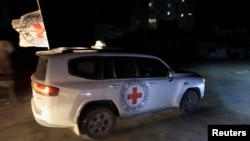 Машина Красного Креста в секторе Газа, перевозящая тело погибшего израильского заложника, 27 октября 2025 года