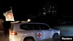 Израилдик туткундун сөөгүн жеткирип бараткан унаа. Газа. 27-октябрь, 2025-жыл.