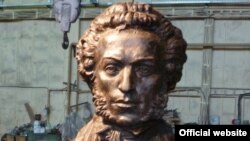 Бронзовый бюст Александра Пушкина, который 6 июня появится на Пушкинской площади в Праге 