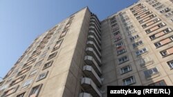 Үч милиция кызматкери ушул үйдүн бир батиринде кол салууга кабылган.