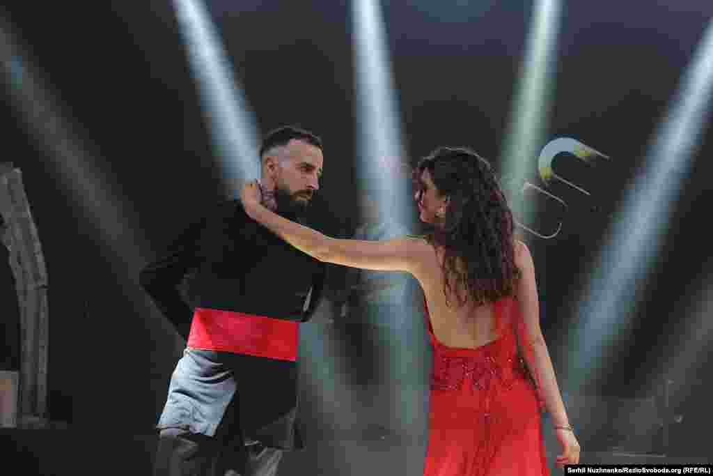 Антон і Наталія і їхній пасадобль.Антон отримав поранення в кінці 2022 року. Він продовжує службу у своєму підрозділі. Наталія служить у цій же бригаді, у патронатній службі