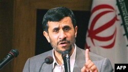 آقای احمدی نژاد می گوید که ایران در مورد حقوق خود با کسی مذاکره نخواهد کرد.