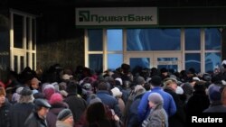 Люди стоят в очереди возле банка в Донецке. Декабрь 2014 года