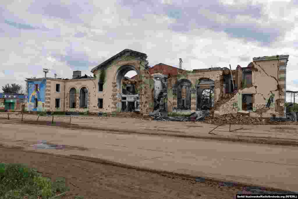 Залізничний вокзал у Костянтинівці, який російські війська знищили в лютому 2024 року. Кожен день військові РФ обстрілюють Костянтинівку з усього наявного озброєння, від FPV-дронів до КАБів, кажуть українські бійці