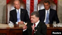 Украина президенты Петро Порошенко артында АКШ вице-президенты Джо Байден (с) һәм Вәкилләр пулаты башлыгы Джон Бейнер