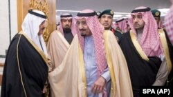 ملک سلمان و شماری از شاهزاده‌های سعودی در مراسم ترحیم ملک عبدالله پادشاه سابق عربستان