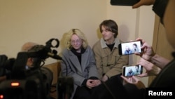 Музиканти петербурзької вуличної групи «Стоптайм» – вокалістка Діана Логінова (Наоко) і гітарист Олександр Орлов