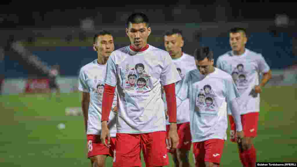 &quot;Биз Олимпиада оюндарынын катышуучулары менен сыймыктанабыз жана аларга мекенибиз - Кыргызстанды эл аралык аренада бийик деңгээлде көрсөткөнү үчүн ыраазычылыгыбызды билдиребиз&quot;, - деп жазылган Кыргызстандын футбол бирлиги уюму тараткан билдирүүдө.