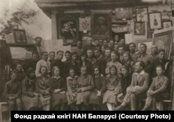 Мастацкі гурток у гімназіі Радашкавічаў, другі справа сядзіць Язэп Драздовіч