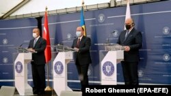 Թուրքիայի, Ռումինիայի և Լեհաստանի արտաքին գործերի նախարարներ Չավուշօղլուն, Աուրեսկուն և Ռաուն, արխվ: