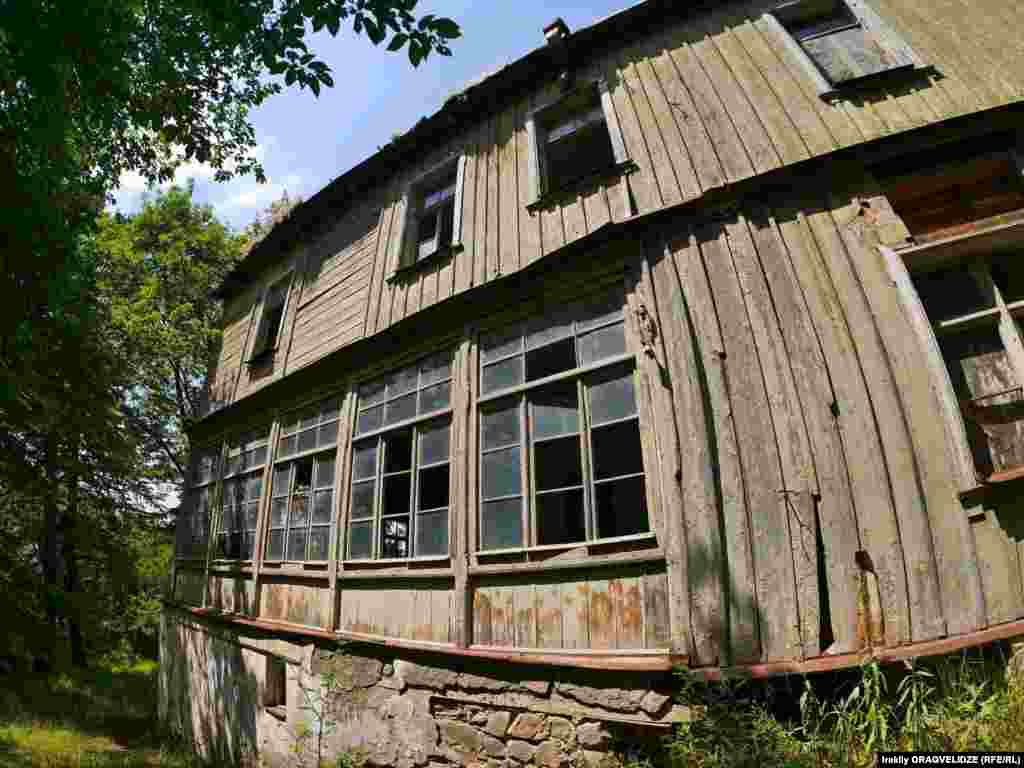 Затем резиденция была заброшена и обветшала