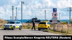 Снимката е илюстративна. Полицаи са блокирали зоната около летището в Копенхаген след съобщения за дронове, 23 септември 2025 г.