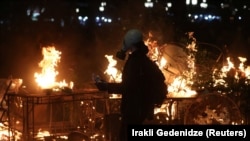 4 ოქტომბერს საპროტესტო აქციის მონაწილეებმა ორგანიზატორების მოწოდებით პრეზიდენტის ადმინისტრაციის შენობის ეზოს ღობე მოარღვიეს, ეზოში შეიჭრნენ და შენობის დაკავება სცადეს. სპეცრაზმმა მათ წინააღმდეგ სპცეციალური საშუალებები გამოიყენა; 