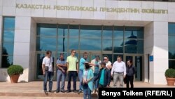 Группа членов  незарегистрированного движения «Атажұрт еріктілері» у здания администрации президента Казахстана. Нур-Султан, 12 июля 2019 года.