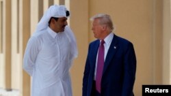 دونالد ترامپ در حال گفت‌وگو با امیر قطر در دوحه، ۲۵ اردیبهشت
