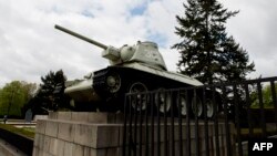 Советский танк  на постаменте перед военным мемориалом в Берлине. 15 апреля 2014 года.