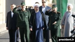 حسن روحانی در کنار محمد علی جعفری (راست) فرمانده سپاه،شهریور ۱۳۹۲