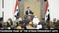 تصویر منتشر شده در صفحه فیس‌بوک رئیس‌جمهوری سوریه از سخنرانی عمومی او برای گروهی از اعضای سازمان‌های دولتی، سندیکاها و صنایع، دمشق