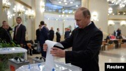 ولادیمیر پوتین در حال انداختن رأی به صندوق در انتخابات دوما
