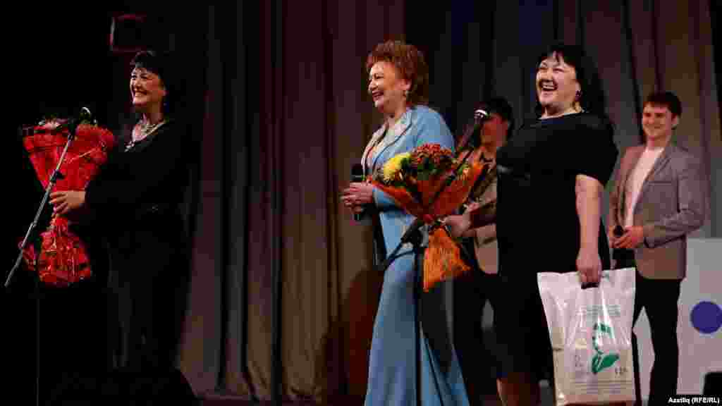 Җырчы Хәния Фәрхи һәм Батулла шәкертләре&nbsp;