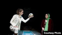 Фрагмент из спектакля "Гамлет", поставленного иранским режиссером в Нью-Йорке