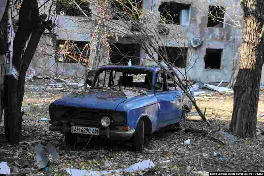 У напівзруйнованому місті продовжують жити близько 1500 містян, без централізованого водопостачання, електроенергії, під постійними атаками російських дронів та КАБів