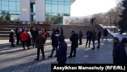 Алматинцы, не попавшие на встречу с акимом города Бауыржаном Байбеком. 20 февраля 2019 года.