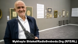 Олександр Ройтбурд в залі з новою виставкою Костянтина Сомова