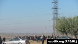 Oşuň eteginde gyrgyz raýatlarynyň bir topary ýerli özbekleriň ýerlerini eýeleýärler. Oş, 7-nji noýabr, 2010.