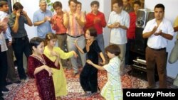 Illýustrasiýa suraty. Eýrandaky etniki türkmen maşgalasynda geçirilýän toýdan bir pursat. 