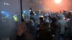 Сутичка протестувальників та поліції під МВС (відео)