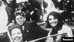 Джон Кеннеді (л) за мить до вбивства