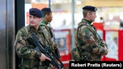 سربازان ارتش فرانسه در حال گشت‌زنی در اماکن عمومی