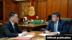 Президент Сооронбай Жээнбеков и секретарь Совета безопасности Дамир Сагынбаев. 