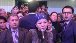 Астана қаласының әкімі Бақыт Сұлтановқа сұрақ қоюға шыққан тұрғындар. "Астана" концерт залы, 20 ақпан 2019 жыл.