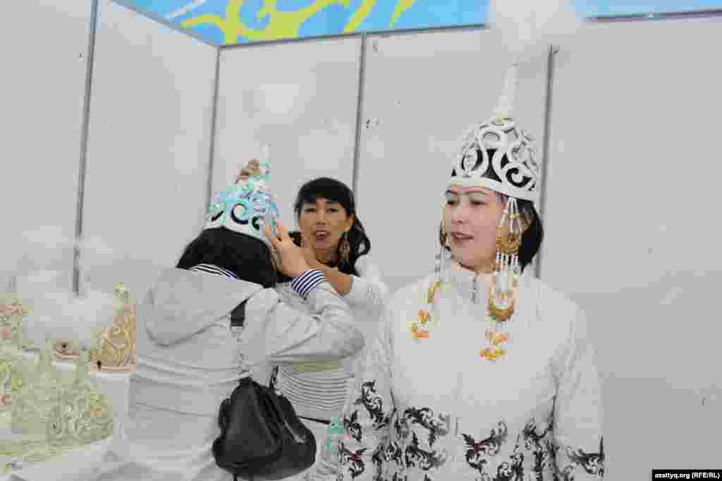 Шымкент тұрғындары кейбір дүниелерді киіп көріп жатты.&nbsp;