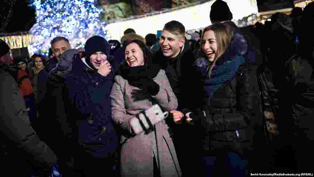 Традиційне селфі на тлі тільки-но засвіченої ялинки