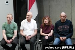 Вызваленыя палітвязьні на прэс-канфэрэнцыі, зьлева направа: Кірыла Балахонаў, Сяргей Шэлег, Натальля Дуліна, Ігар Карней