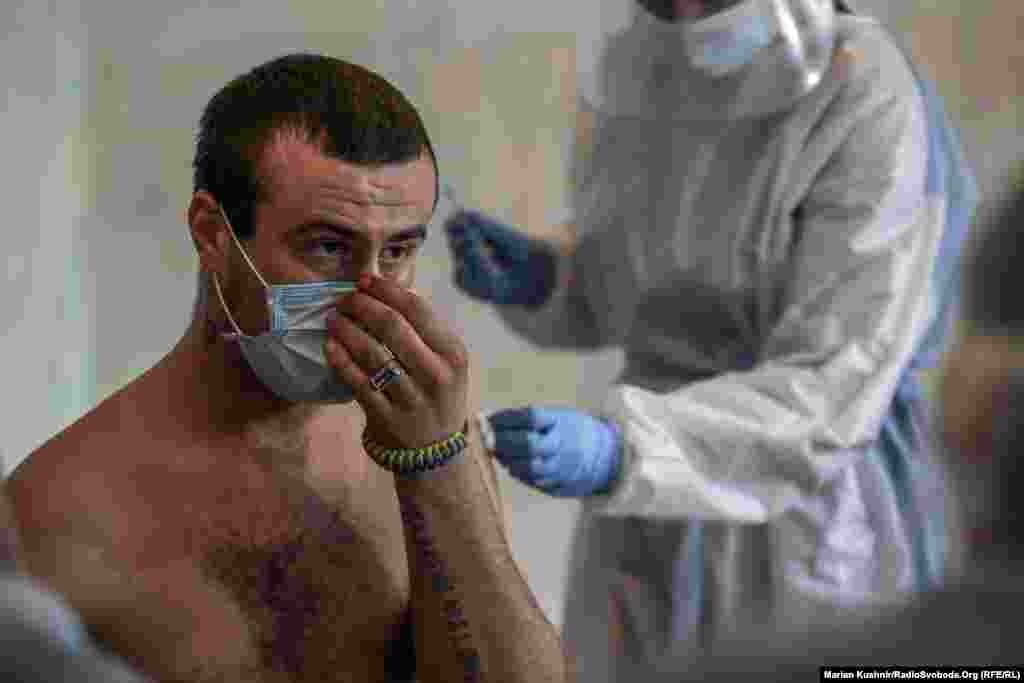 Військові щеплюються після того, як президент Зеленський тиждень тому серед перших пройшов вакцинацію індійською вакциною&nbsp;