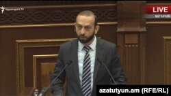 Председатель Национального собрания Армении Арарат Мирзоян выступает с заявлением на заседании парламента, Ереван, 16 сентября 2019 г.