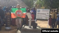 Рәсүл Тавдиряков Нигерда яңа ачылган кое янында Татарстан байрагы белән