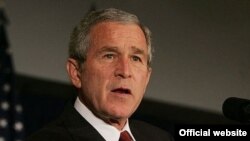 جرج بوش در يکی از سخنرانی های ماه گذشته خود، سودان را به اعمال تحريم های شديدتر تهديد کرد.